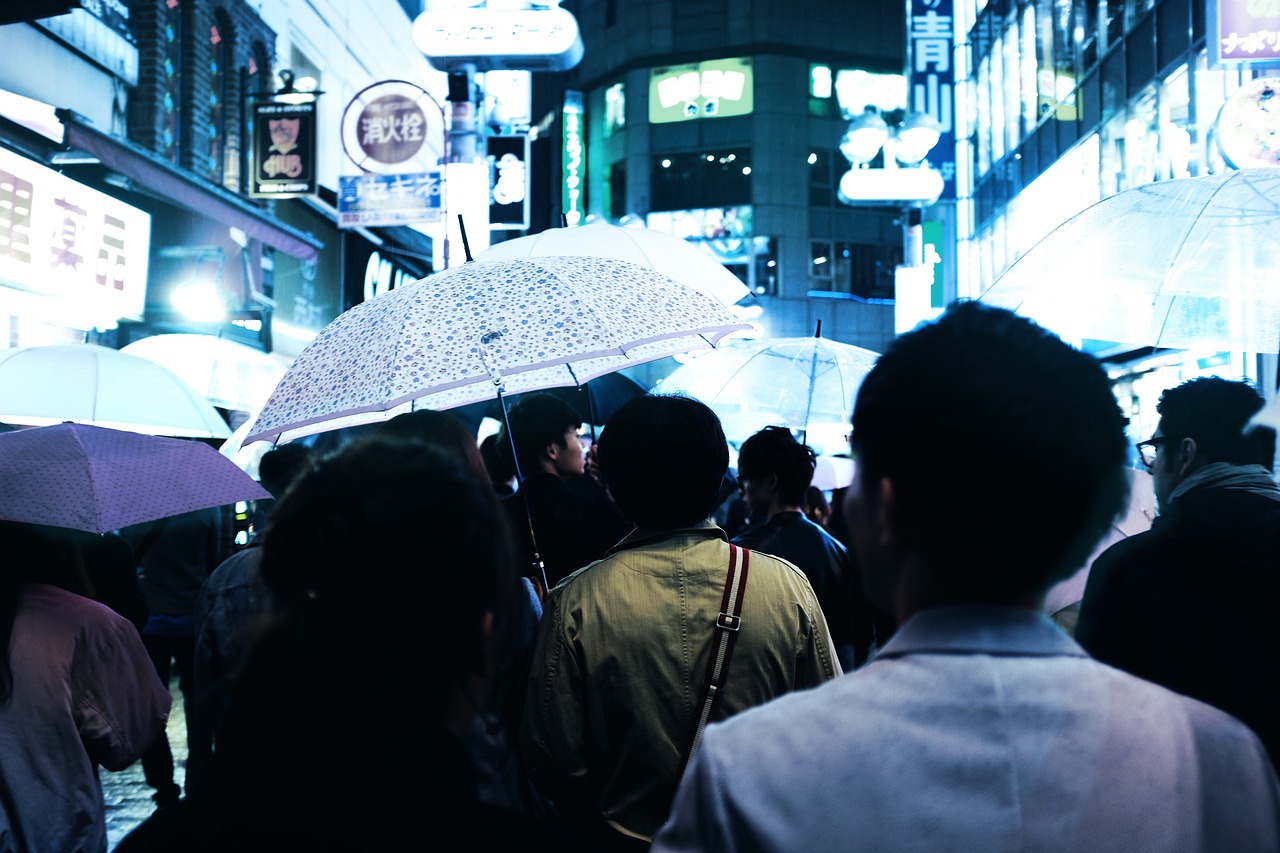 警惕金融安全，女子大额取现时民警的劝阻与教育